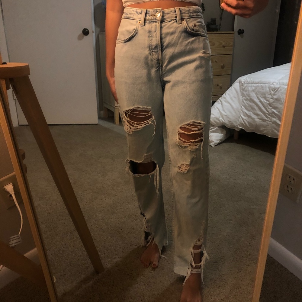 Distressed light-wash boyfriend jeans🦋
